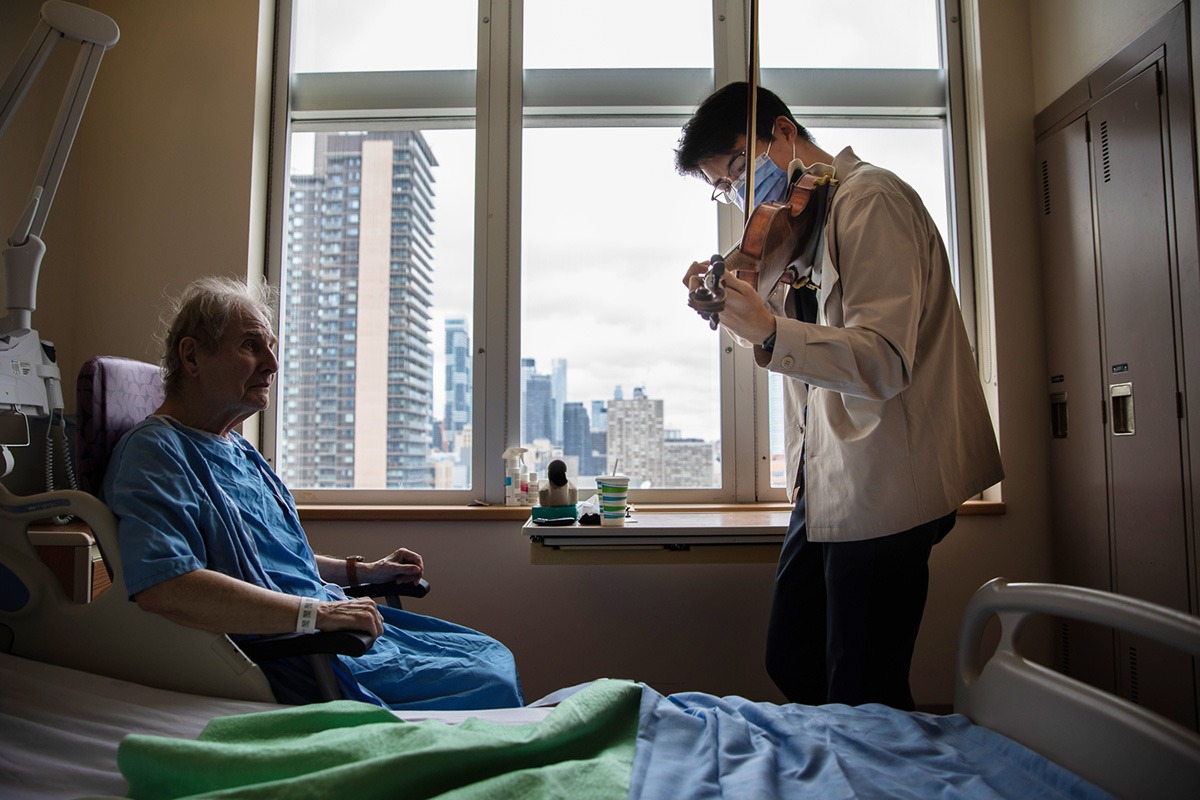 ‘Music heals’ Medical resident plays violin concert for patients at St